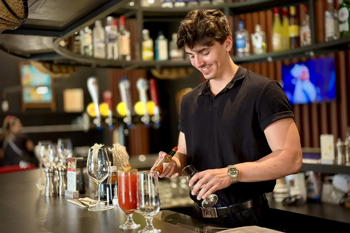 Barman préparant un cocktail au restaurant PACINI